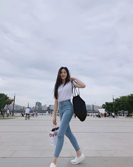 Mix match với áo thun trắng để có outfit siêu xinh cho nàng