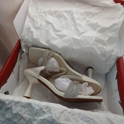 Màu sắc : Trắng Kem / Size : 35