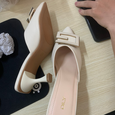 Màu sắc : Kem / Size : 37