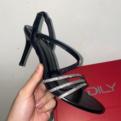 Màu sắc : Đen / Size : 37