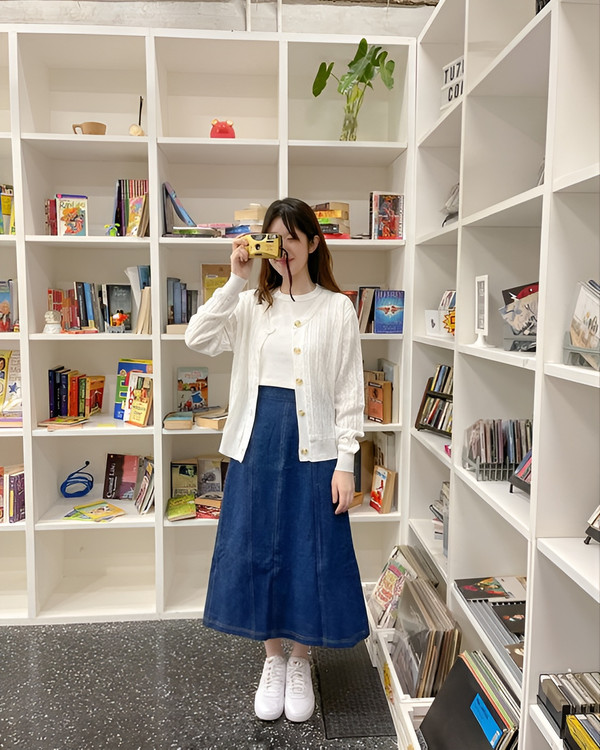 Chân váy jean dài - Items “thống trị” xu hướng Xuân Hè 2023