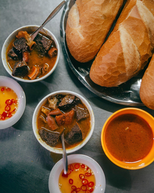 Khám phá hẻm ăn vặt 76 Hai Bà Trưng, những món bạn phải thử