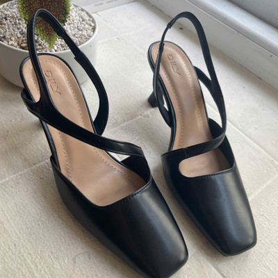 Màu sắc : Đen / Size : 35