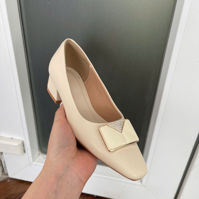 Màu sắc : Kem / Size : 35