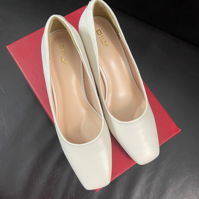 Màu sắc : Trắng / Size : 37