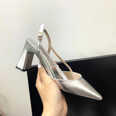 Màu sắc : Bạc / Size : 35