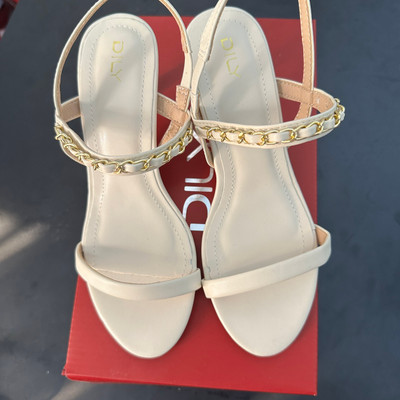 Màu sắc : Kem / Size : 36