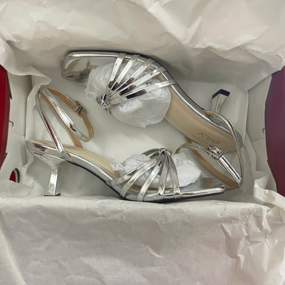 Màu sắc : Bạc / Size : 38