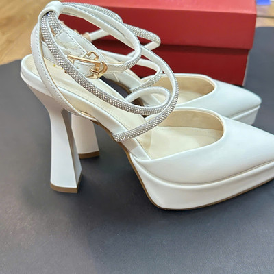 Màu sắc : Trắng / Size : 36