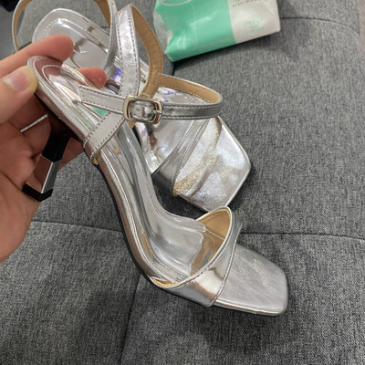 Màu sắc : Bạc / Size : 35