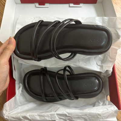 Màu sắc : Đen / Size : 37