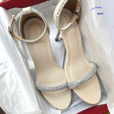 Màu sắc : Kem / Size : 38