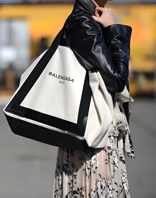 Túi xách nữ - Nàng là fan của túi xách maxi hay túi xách mini?