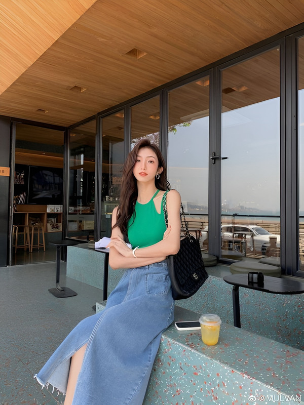 Chân váy jean dài - Items “thống trị” xu hướng Xuân Hè 2023