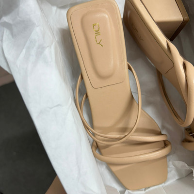 Màu sắc : Kem / Size : 37