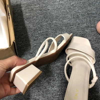 Màu sắc : Kem / Size : 35