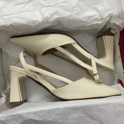 Màu sắc : Kem / Size : 39