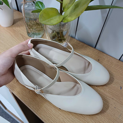 Màu sắc : Trắng Kem / Size : 37