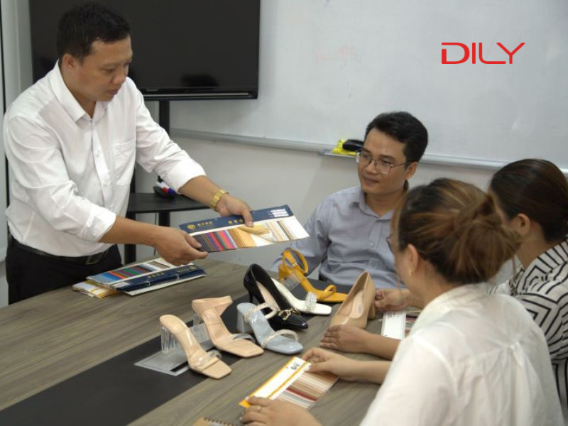 Giày DILY - Quy trình sản xuất và ra đời của mỗi đôi giày dép nữ