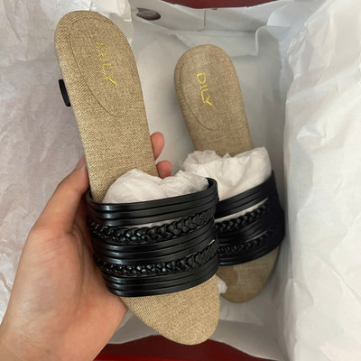 Màu sắc : Đen / Size : 36