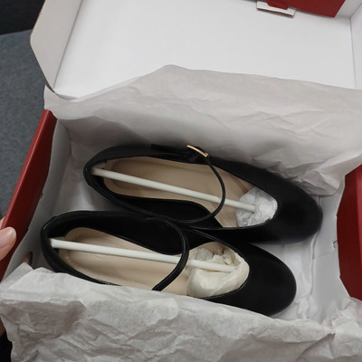 Màu sắc : Đen / Size : 37