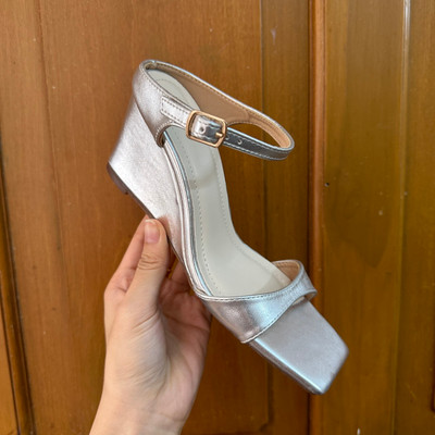 Màu sắc : Bạc / Size : 35