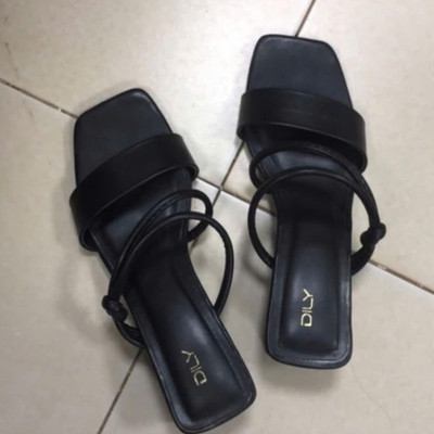 Màu sắc : Đen / Size : 37