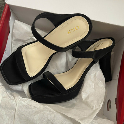 Màu sắc : Đen / Size : 39