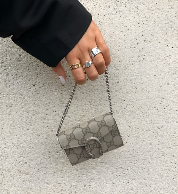 Túi xách nữ - Nàng là fan của túi xách maxi hay túi xách mini?