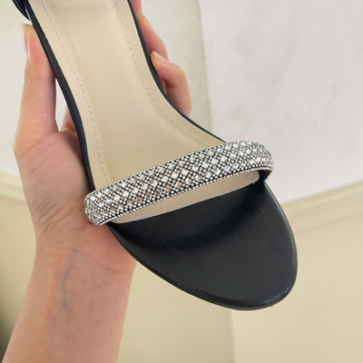 Màu sắc : Đen / Size : 35