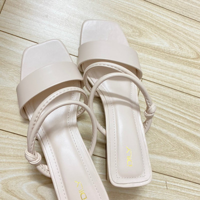 Màu sắc : Kem / Size : 37