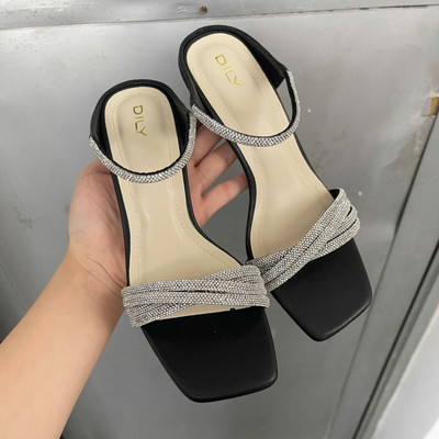 Màu sắc : Đen / Size : 35