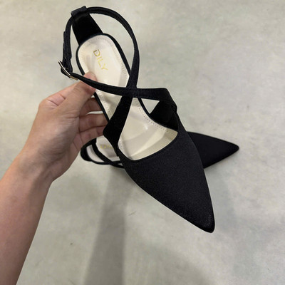 Màu sắc : Đen / Size : 35