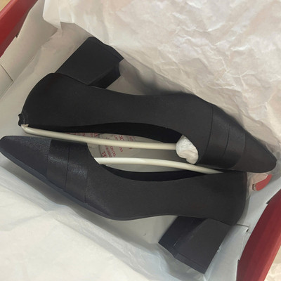 Màu sắc : Đen / Size : 35