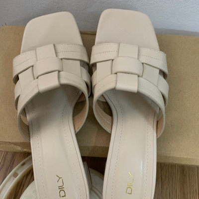 Màu sắc : Kem / Size : 35