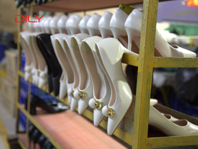 Giày DILY - Quy trình sản xuất và ra đời của mỗi đôi giày dép nữ