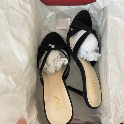 Màu sắc : Đen / Size : 37