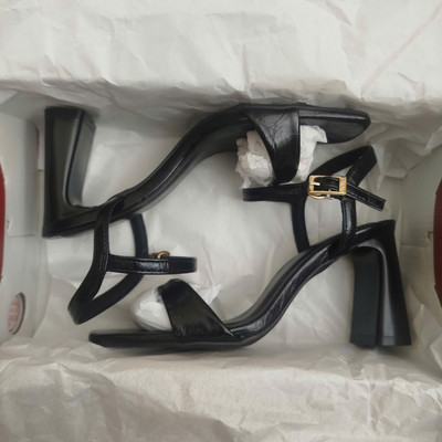 Màu sắc : Đen / Size : 36