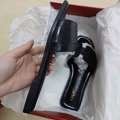 Màu sắc : Đen / Size : 37