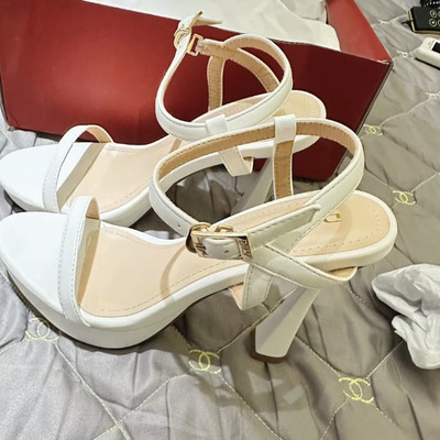 Màu sắc : Trắng / Size : 36