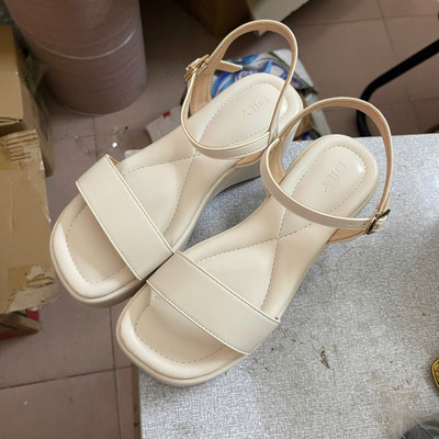 Màu sắc : Trắng Kem / Size : 35