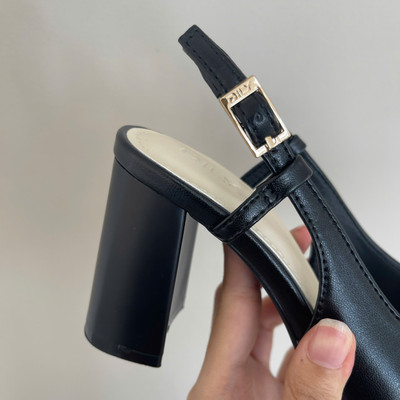 Màu sắc : Đen / Size : 39