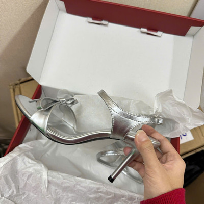 Màu sắc : Bạc / Size : 37