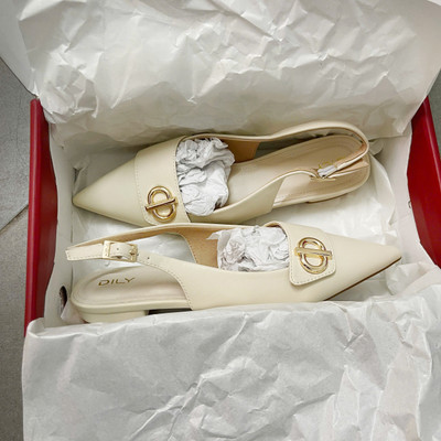 Màu sắc : Kem / Size : 35