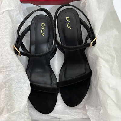 Màu sắc : Đen / Size : 37