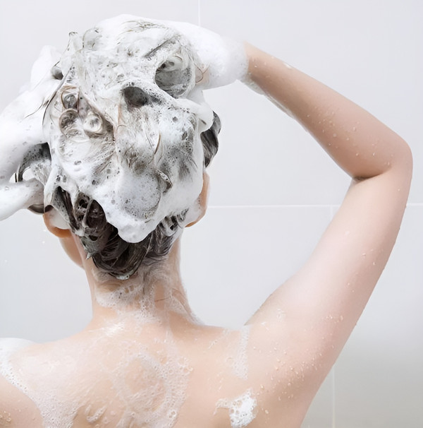 Tóc bết - Nguyên nhân và cách tạm biệt mái tóc bết dính ngày hè