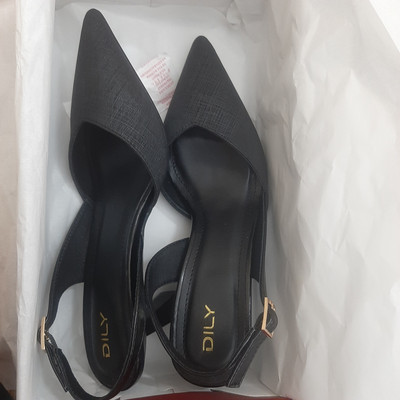 Màu sắc : Đen / Size : 35