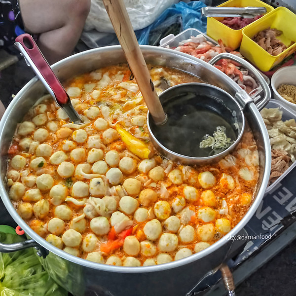 Khám phá hẻm ăn vặt 76 Hai Bà Trưng, những món bạn phải thử