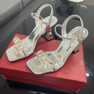 Màu sắc : Bạc / Size : 36