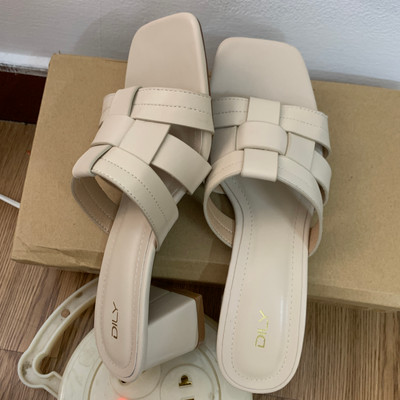 Màu sắc : Kem / Size : 35